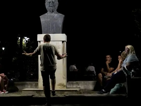 El guía explicando algunos de los enigmas que se esconden cuando cae la noche en la ciudad.