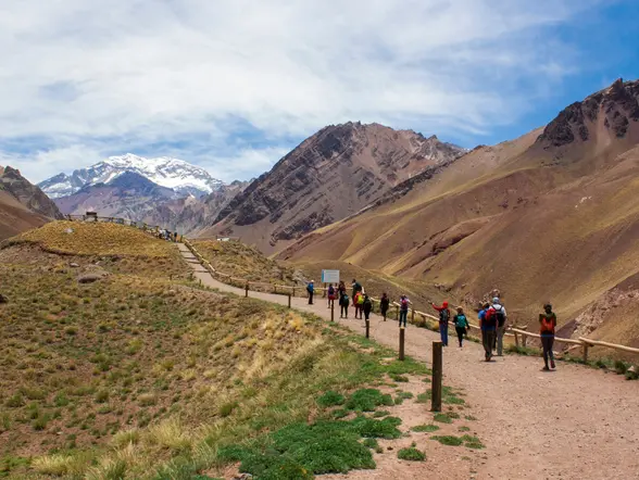 Ruta de senderismo en la excursión al Parque Provincial del Aconcagua.