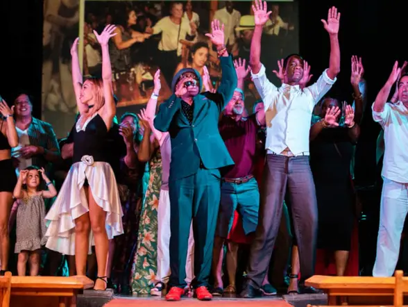 Show animado en La Habana, recordando las canciones de una de las bandas más emblemáticas del país.