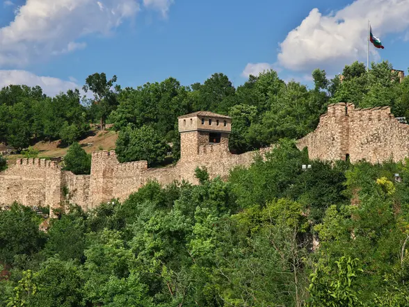 La amplia fortaleza está rodeada de una exuberante vegetación que refuerza aún más el paisaje idílico.