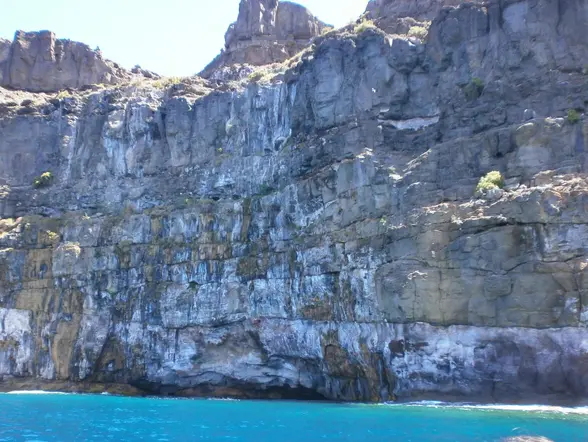 Desde la embarcación tendrás vistas privilegiadas a los paisajes de la isla.