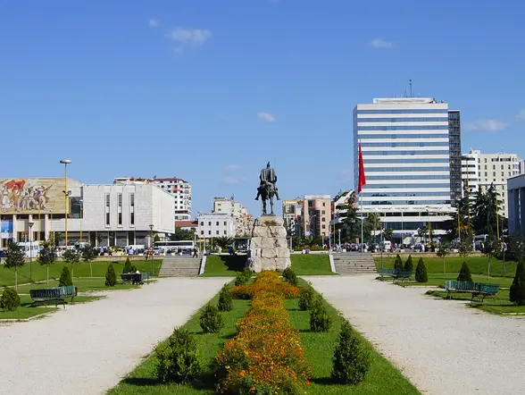 La Plaza Skanderbeg es uno de los atractivos turísticos que visitaremos junto al guía.
