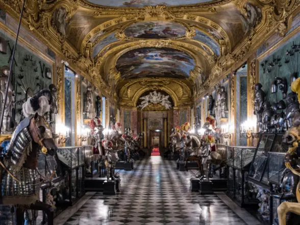 En la visita guiada por el Palacio Real te contaremos los secretos de sus estancias y figuras más importantes.