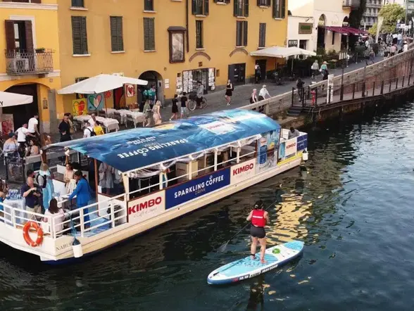 Barco que recorre los canales de navegación de Navigli.