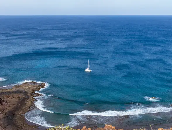 Paseo en catamarán en Isla de Lobos en medio del océano.