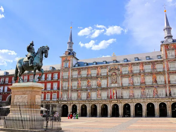 En la Plaza Mayor escucharás las anécdotas y los secretos de los protagonistas de la Edad de Oro.