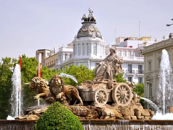 La Fuente de Cibeles fue construida durante el reinado del rey Carlos III de España, quien pertenecía a la dinastía de los Borbones.