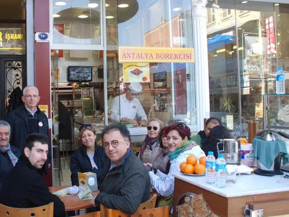 Gente sentada en un bar disfrutando de los sabores turcos.