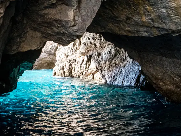 La Gruta Verde es uno de los monumentos naturales más impresionantes de la isla de Capri.