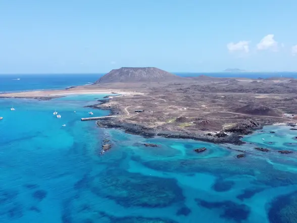 Isla de Lobos, a la que puedes llegar en un taxi marítimo desde Corralejo para pasar el día.