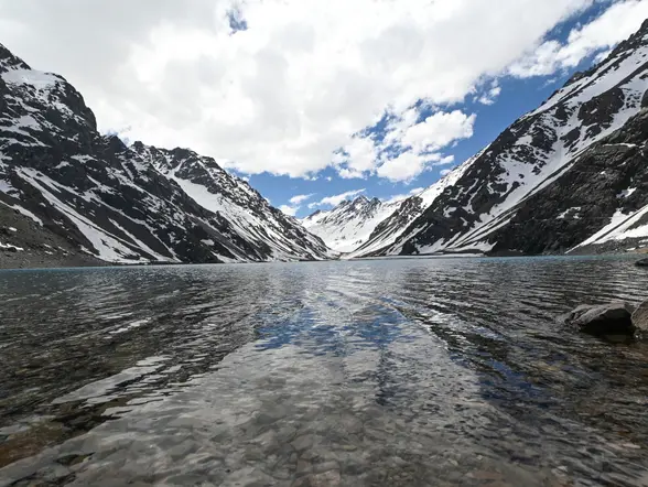 Helada o no, la laguna del Inca es uno de los paisajes chilenos más espectaculares de los Andes.