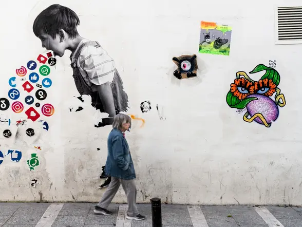 Muro pintado con colores y repleto de símbolos en los barrios más alternativos de Madrid.