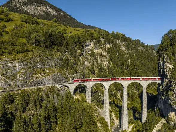 Tour por los Alpes Suizos en los trenes Bernina y Glacier Express desde Milán - buendía