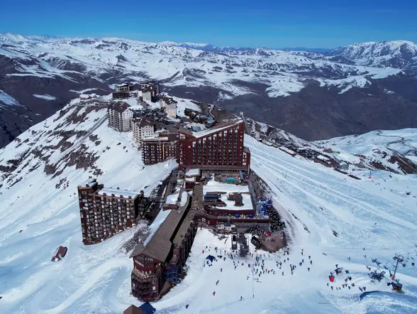 Vista aérea de Valle Nevado, una de las atracciones turísticas más destacadas en invierno.