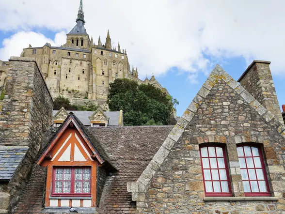 En este tour por el Monte Saint-Michel visitarás la abadía acompañado de una audioguía.