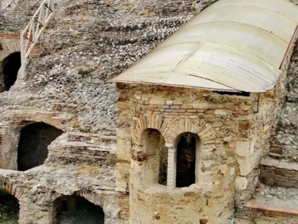 Antiguo teatro de Durres, del que conocerás su historia en esa excursión.