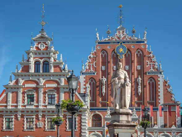 La Casa Estatua de las Cabezas Negras se encuentra junto al Ayuntamiento, en pleno corazón del centro histórico de Riga.