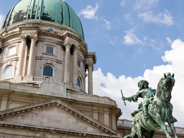 Tour con audioguía para móvil por el Castillo de Buda - buendía