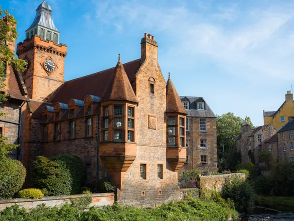Detalle de un edificio histórico de piedra en Dean Village.