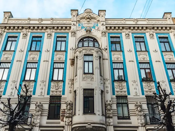 Uno de los edificios modernistas que podremos contemplar en Riga junto al guía local.