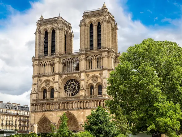 Fachada de la catedral más importante de Francia.