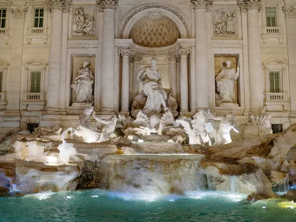Fontana di Trevi, uno de los monumentos estrella de Roma, te espera en el free tour por la ciudad iluminada.