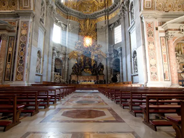 Interior de la Basílica de San Pedro, un oasis de paz y espiritualidad.