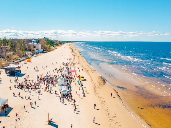 La playa de arena blanca de Jürmala es un destino turístico muy solicitado por los letones.