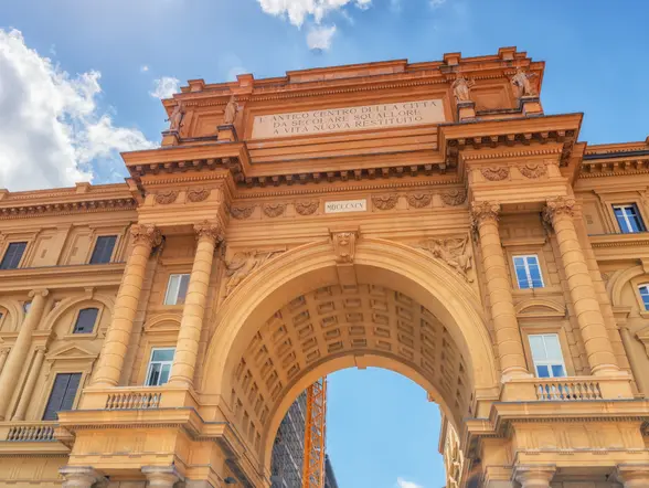 Puerta de la Piazza de la República, una de las más emblemáticas de la ciudad.