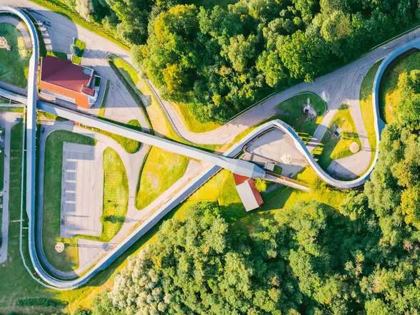 Vista aérea de la pista de bobsleigh, el deporte local por excelencia.