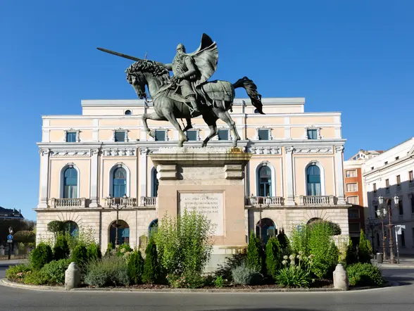  Plaza del Cid y la estatua ecuestre de Rodrigo Díaz de Vivar.