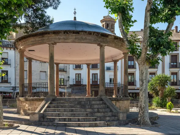 Plaza de la Constitución de Baeza, punto de encuentro de locales y turistas.