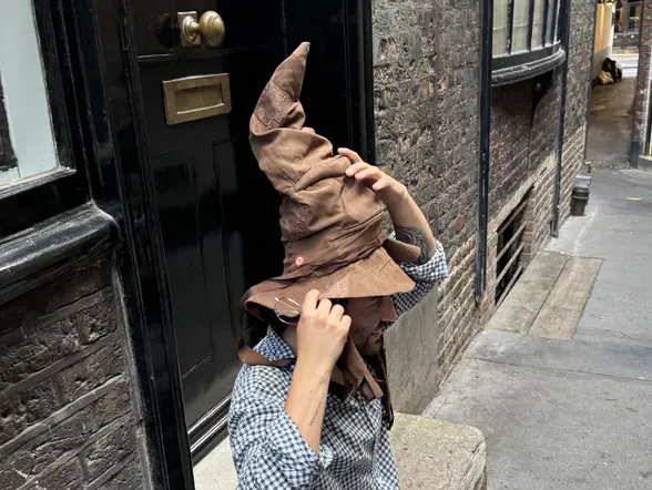 Uno de los momentos más interesantes del free tour será cuando te pruebes el Sombrero Seleccionador.