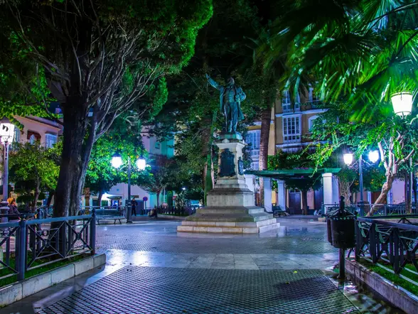 Plaza de la Candelaria de noche (Cádiz)