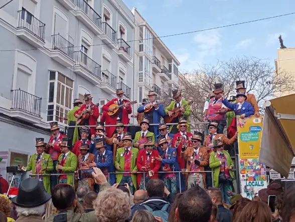 Comparsa actuando en el carnaval de Cádiz