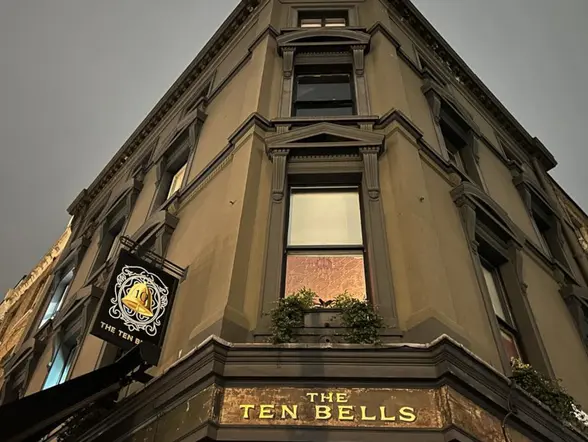 En las calles de Whitechapel, la oscuridad ocultaba sus peores secretos.