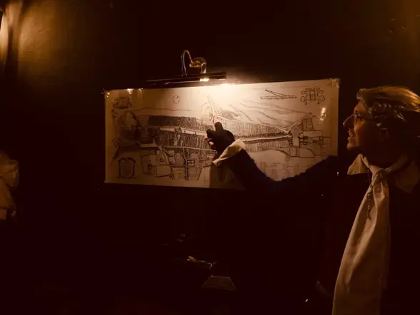 "Los visitantes, fascinados, siguen las historias de fantasmas y leyendas que emergen de las sombras.