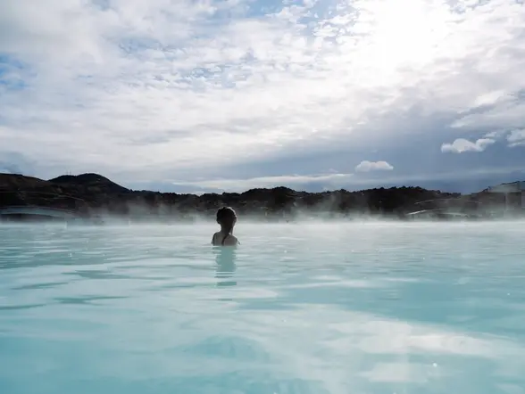 Mujer bañándose en la Laguna Azul en Islandia