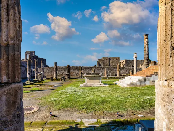 Ruinas de Pompeya, con columnas caídas que contemplaremos en esta excursión.
