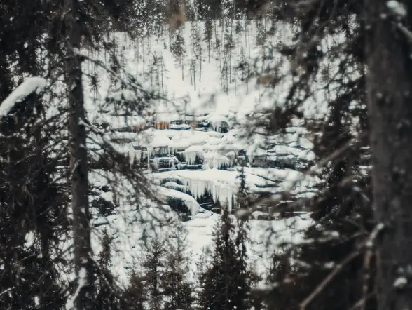 Paisaje en las cascadas heladas de Korouoma