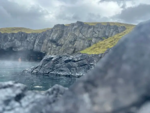 Vista rocosa del Sky Lagoon en Islandia