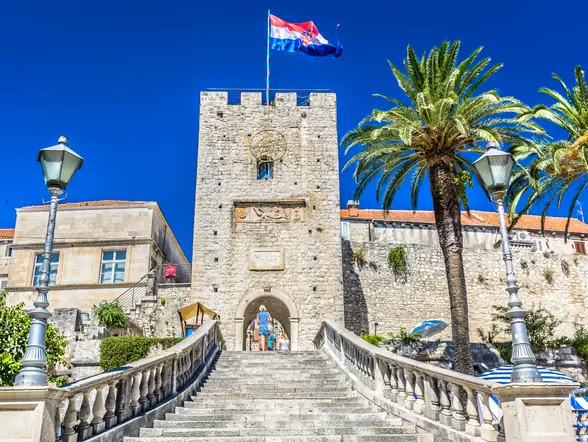 El casco antiguo de Korcula  guarda siglos de historia en sus iglesias, plazas y palacios de piedra.