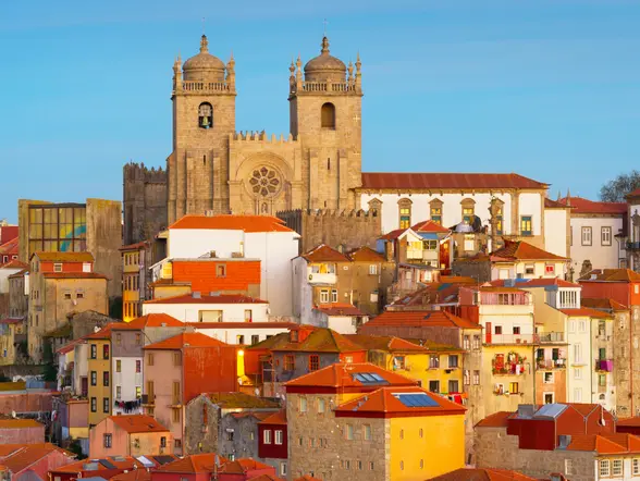 Barrio histórico de Ribeira con la catedral de Oporto al fondo