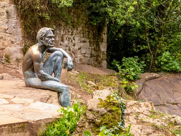 Monumento "El Hombre Pez" en el municipio de Liérganes, Cantabria