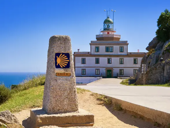El Faro de Finisterre guía almas y barcos en el confín de la tierra.