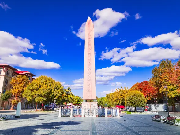 Obelisco de Teodosio en un día soleado, Estambul