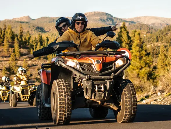 Pareja monta en quad de camino hacia el Teide, Tenerife