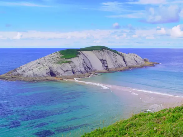  La playa de Covachos en Soto de la Marina, Cantabria