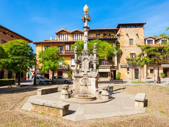 La plaza de Tres Caños en la localidad de Comillas, Cantabria