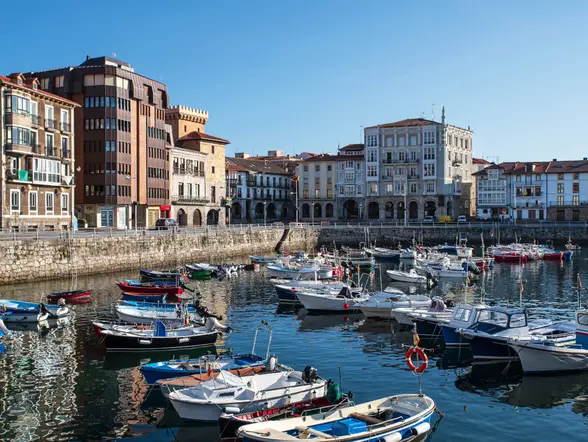 Pequeño puerto pesquero de Castro Urdiales, Cantabria